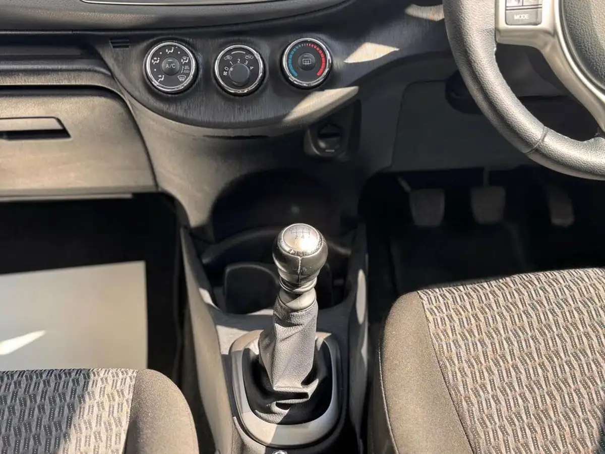 2013-toyota-yaris-133-tr-vvt-i-5d-big-16