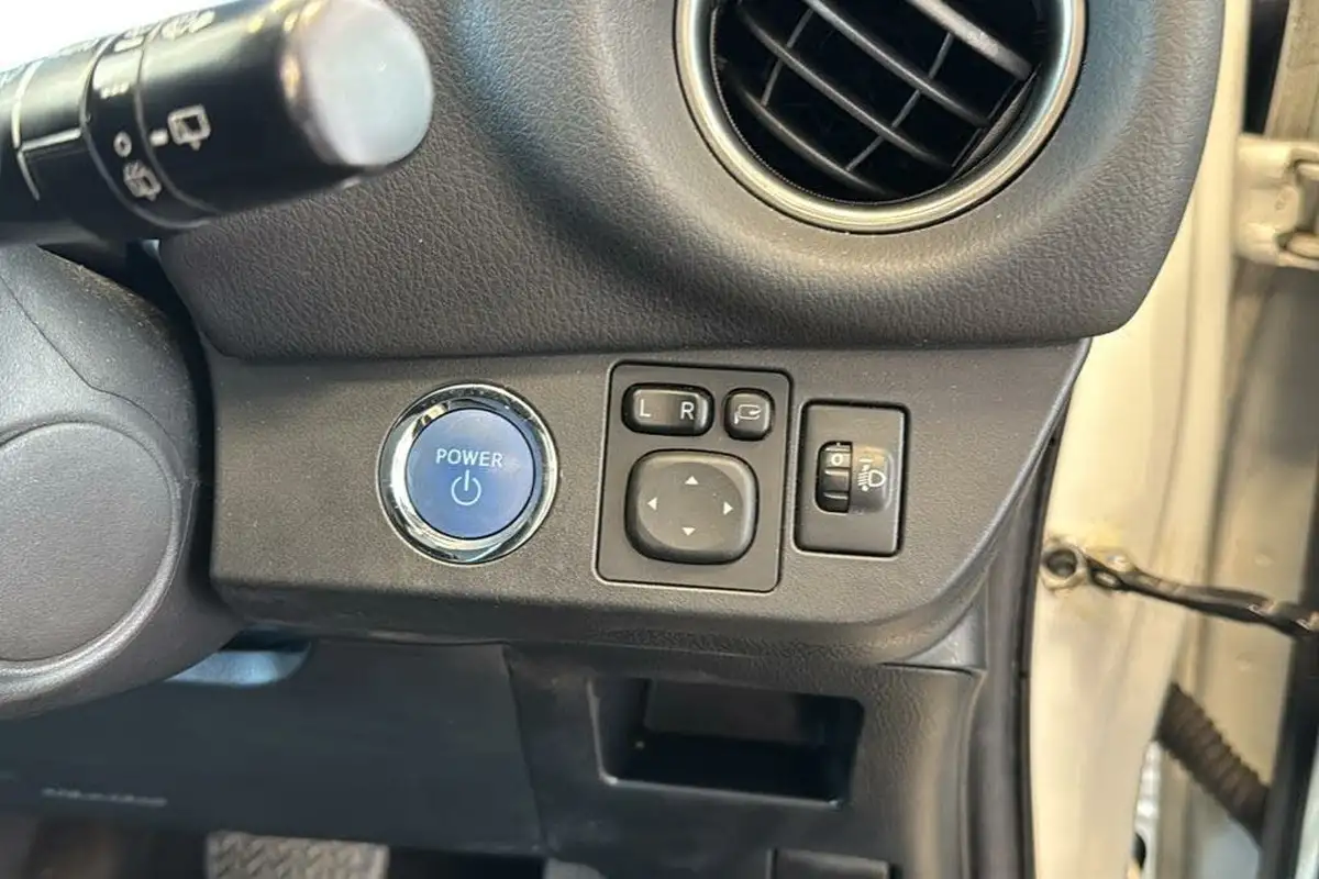 2014-toyota-yaris-15-vvt-i-excel-hybrid-big-17