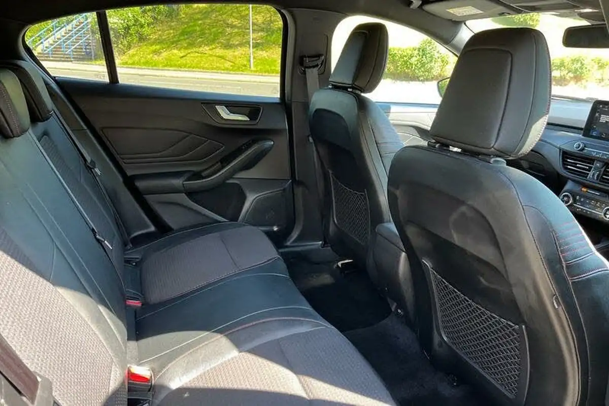 2018-ford-focus-10t-st-line-x-125ps-hatchback-big-36