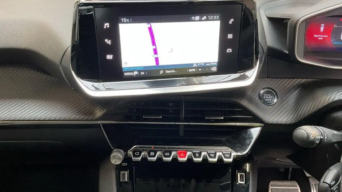 2023-peugeot-208-12-puretech-allure-premium-130ps-eat8-big-15