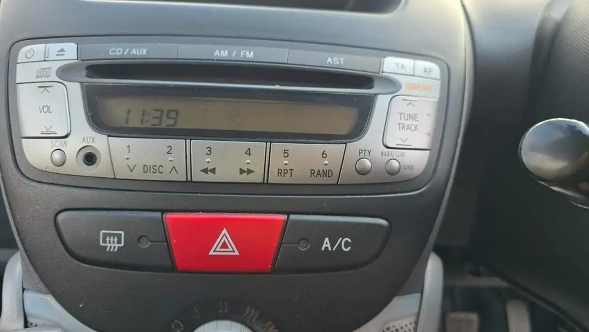 2010-citroen-c1-10-vtr-5d-big-25
