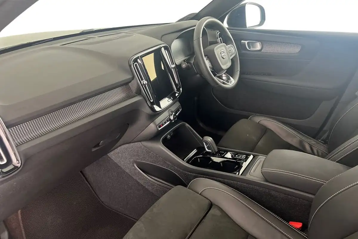 2022-volvo-xc40-15-t3-r-design-auto-big-1