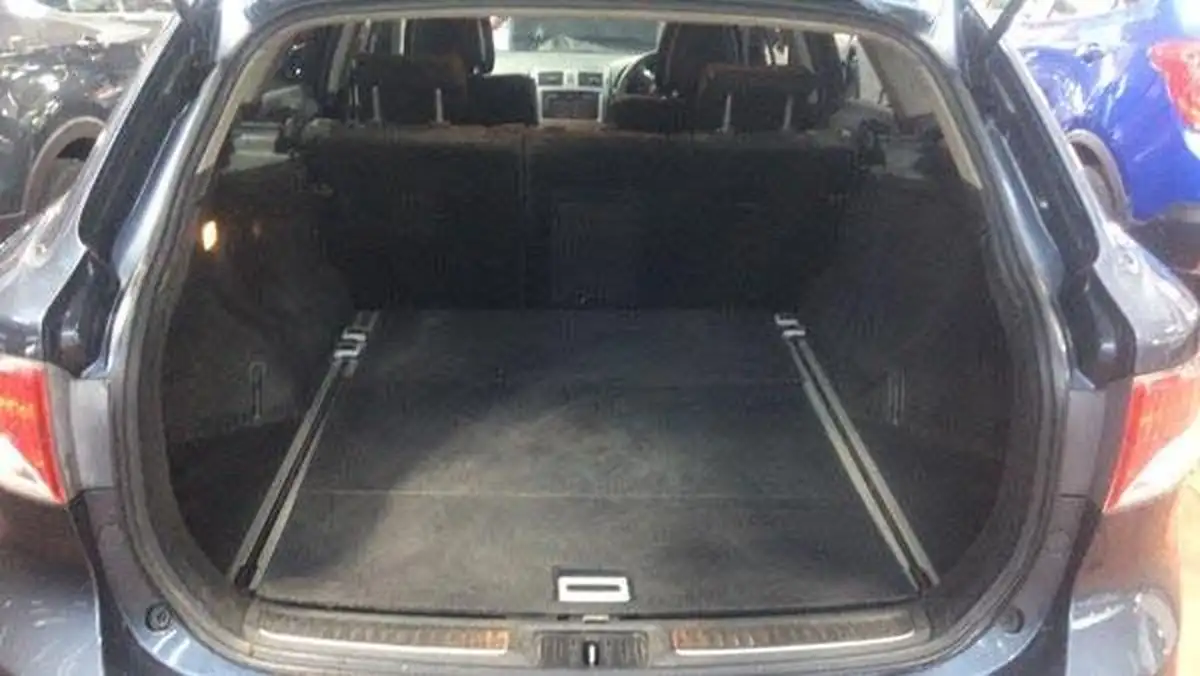 2010-toyota-avensis-big-4