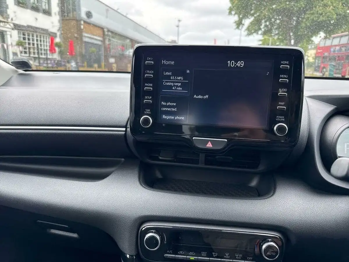 2021-toyota-yaris-15-vvt-i-design-big-19