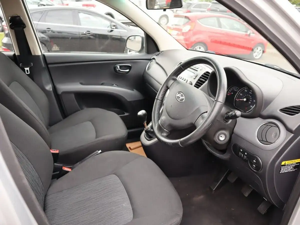 2012-hyundai-i10-12-style-85bhp-big-21