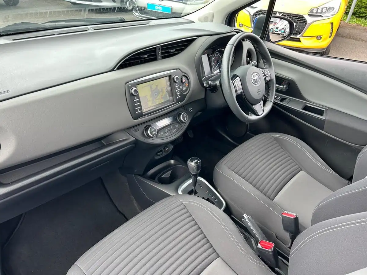2019-toyota-yaris-15-vvt-i-icon-tech-98bhp-hybrid-1497cc-e-cvt-big-1