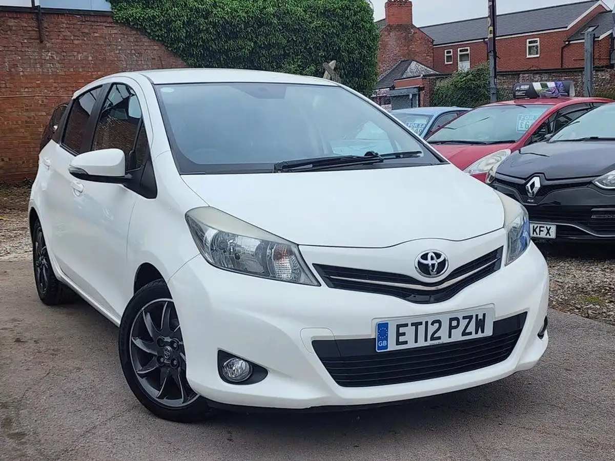2012-toyota-yaris-133-trend-5d-big-32