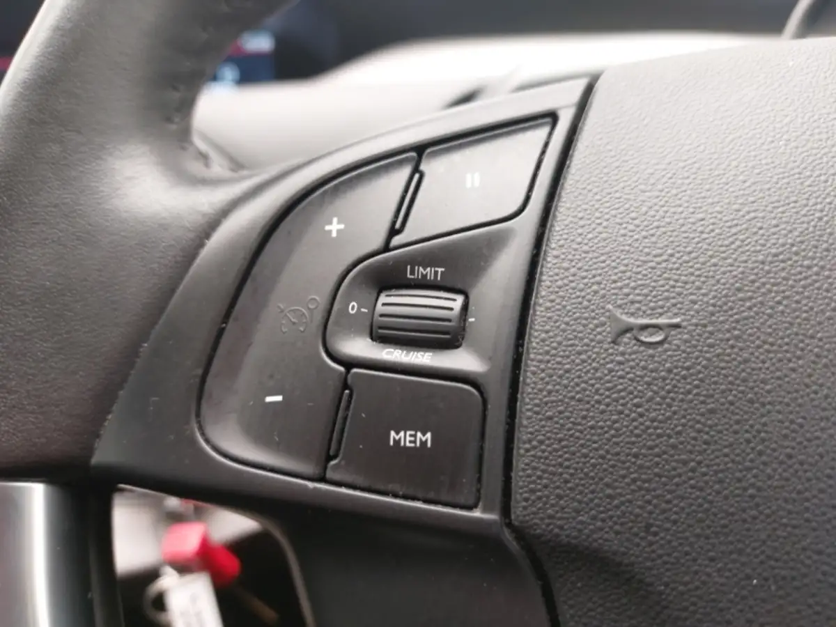 2021-peugeot-208-12-puretech-allure-100bhp-big-11