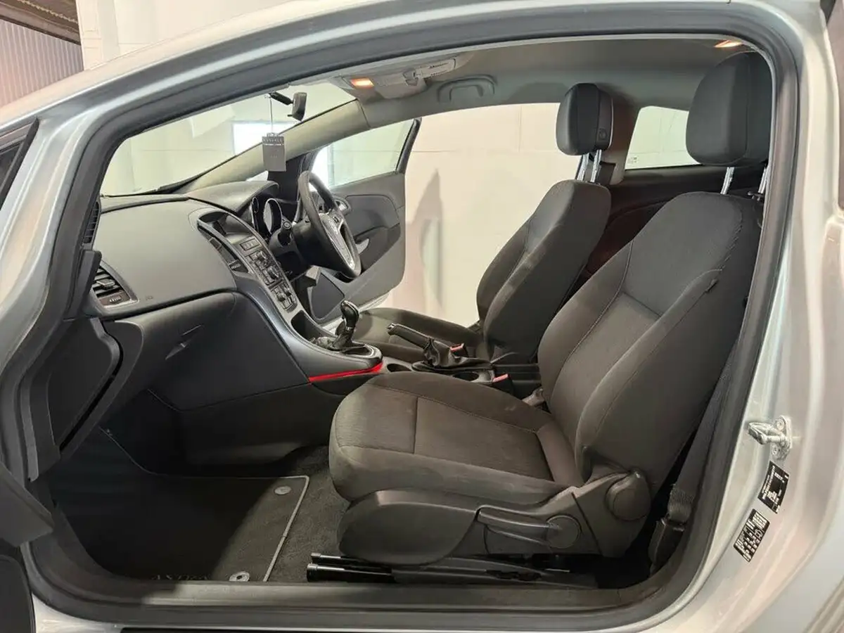 2012-vauxhall-astra-gtc-14-sport-140ps-ss-big-23