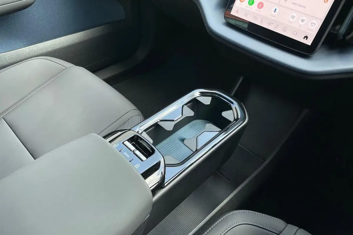 2025-volvo-ex30-e-core-single-motor-extended-range-big-40