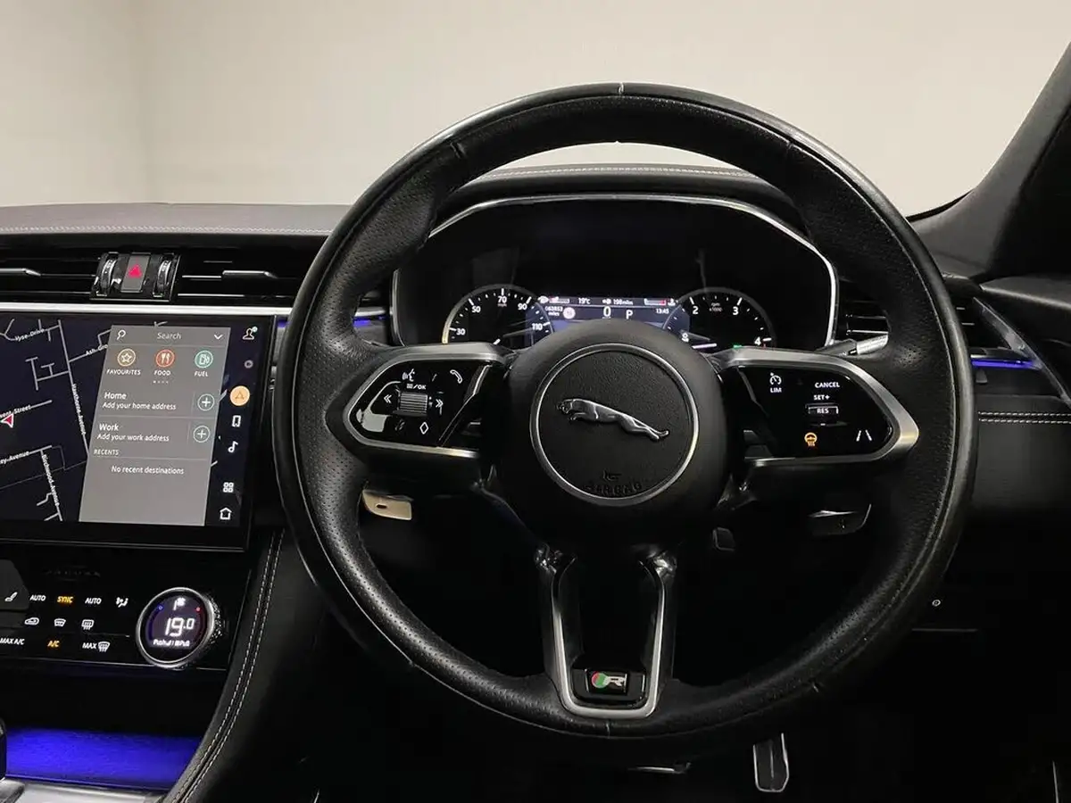 2022-jaguar-f-pace-20-d200-r-dynamic-black-big-25