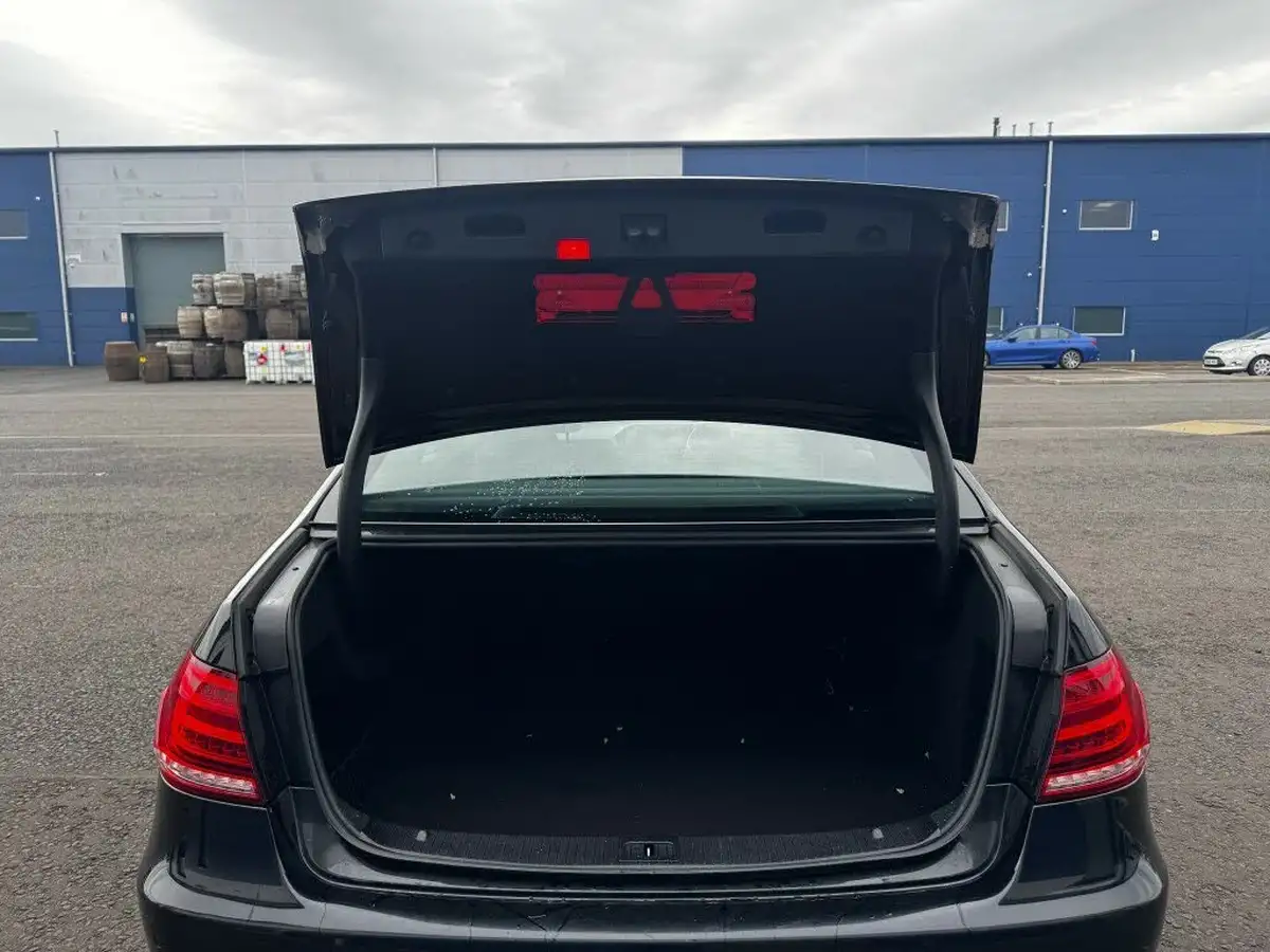 2016-mercedes-benz-e-class-21cdi-e220-amg-night-edition-saloon-4d-big-10