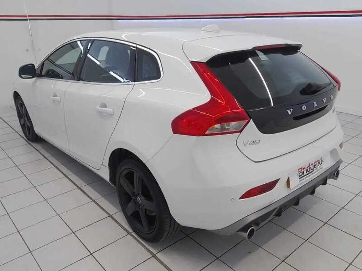 2019-volvo-v40-20-t2-r-design-big-3