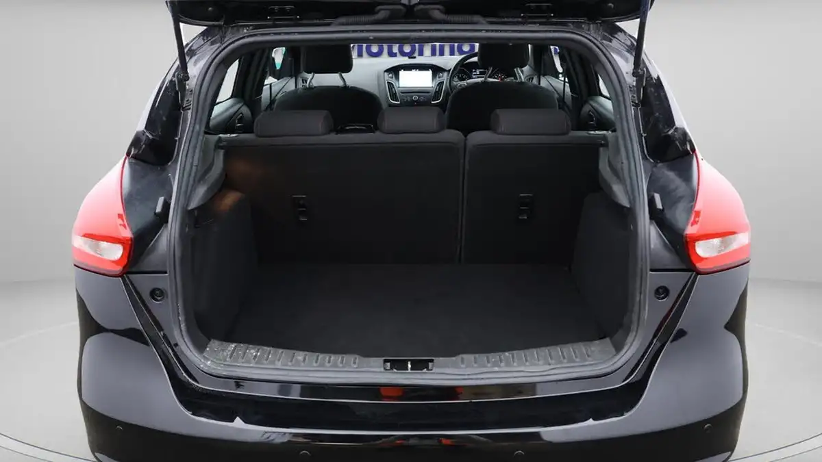 2018-ford-focus-10t-st-line-140ps-hatchback-big-17
