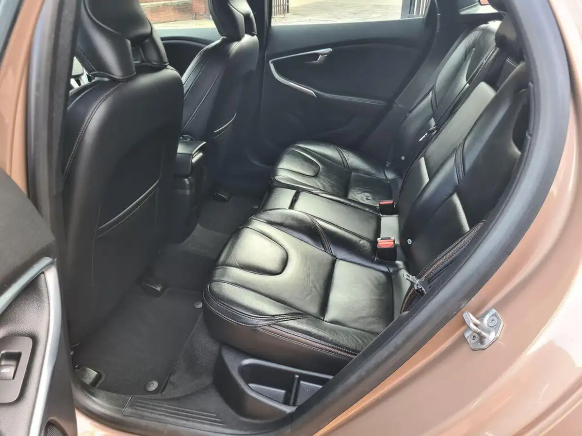 2013-volvo-v40-16td-d2-cross-country-lux-powershift-big-34
