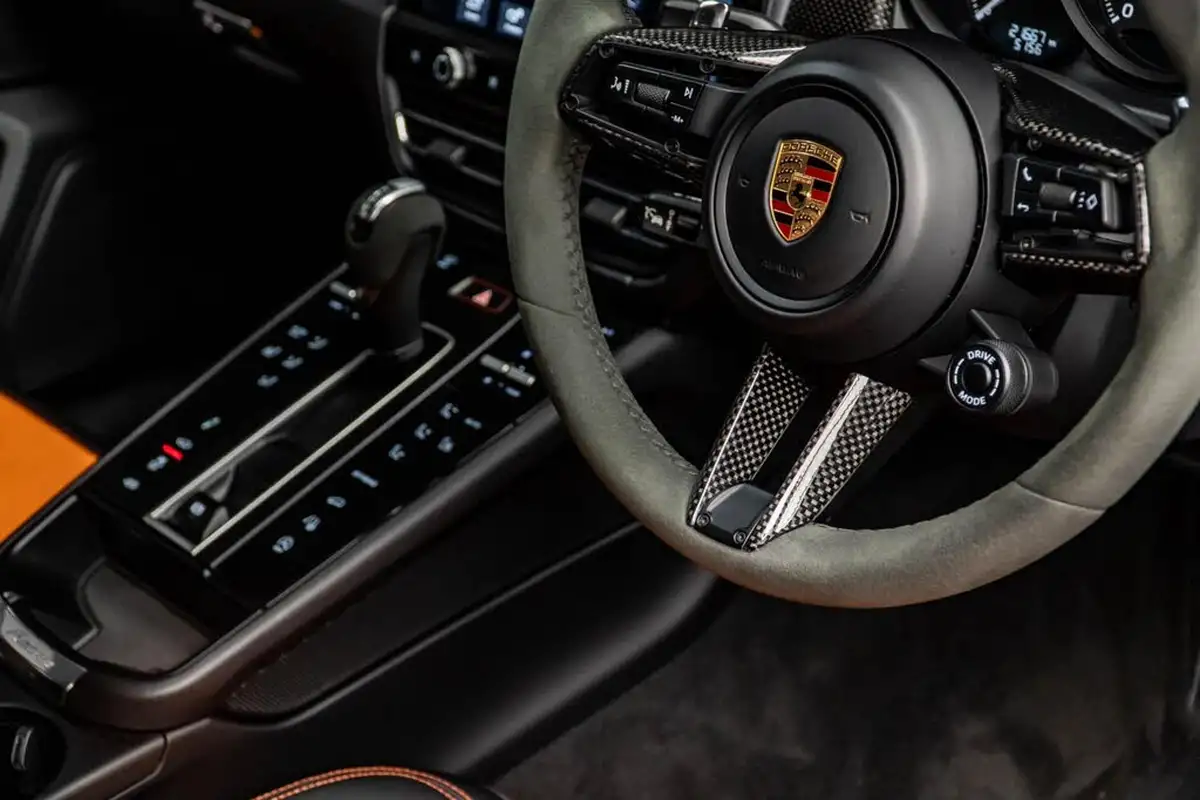 2023-porsche-macan-20-big-35