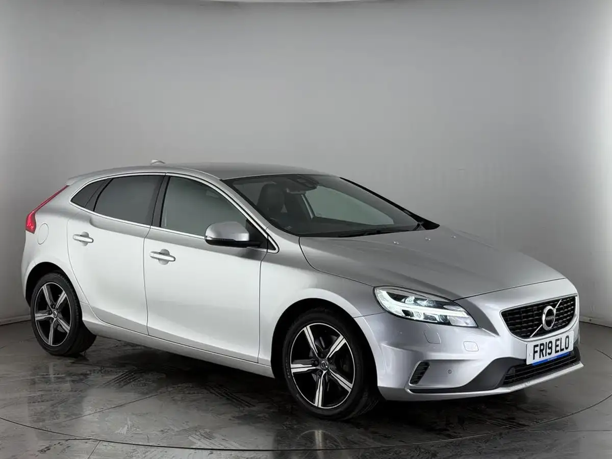 2019-volvo-v40-15-t2-r-design-edition-big-0