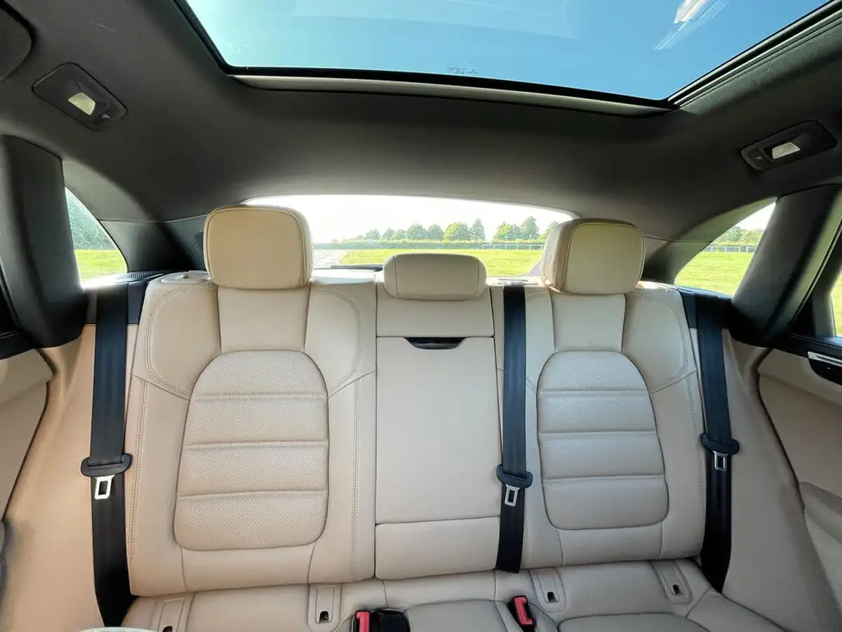 2021-porsche-macan-30-s-big-54