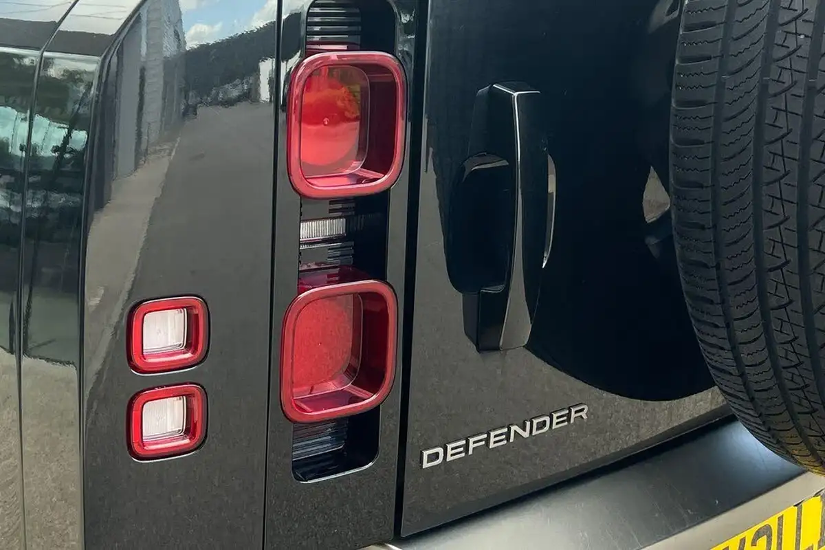 2021-land-rover-90-defender-30-d250-x-dynamic-se-big-25