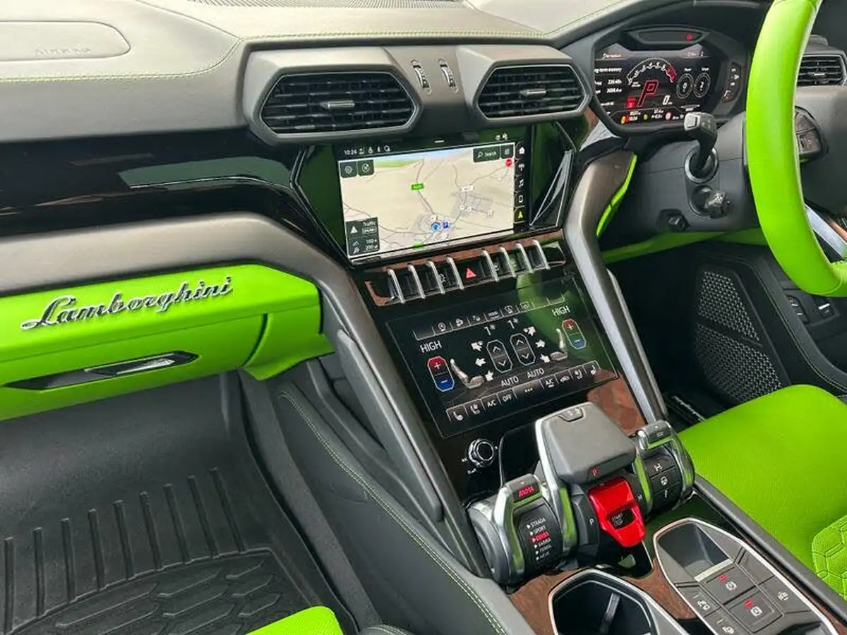 2022-lamborghini-urus-40-no-trim-big-15