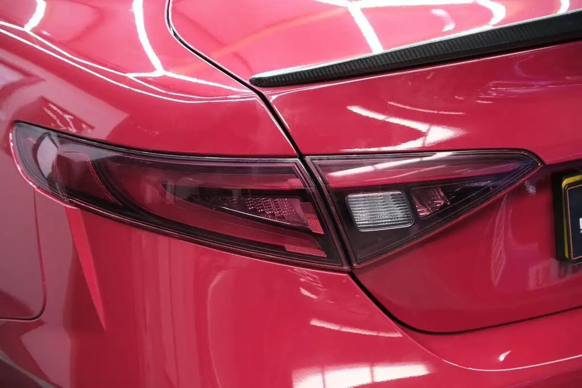 2017-alfa-romeo-giulia-20-veloce-big-25