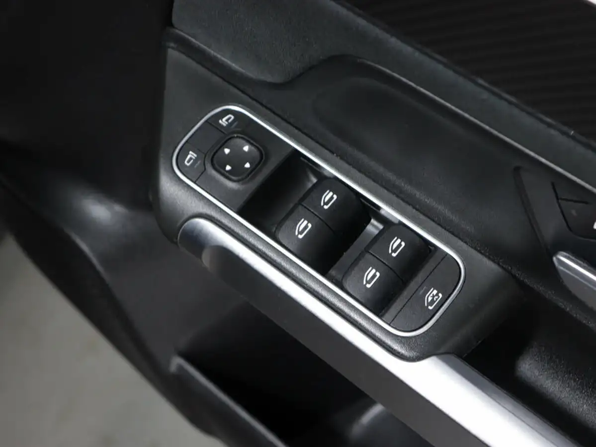 2021-mercedes-benz-glb-class-13-glb200-amg-line-7g-tronic-big-34