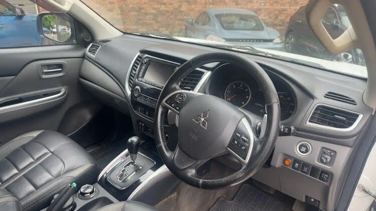 2016-mitsubishi-l200-24di-d-barbarian-auto-big-6