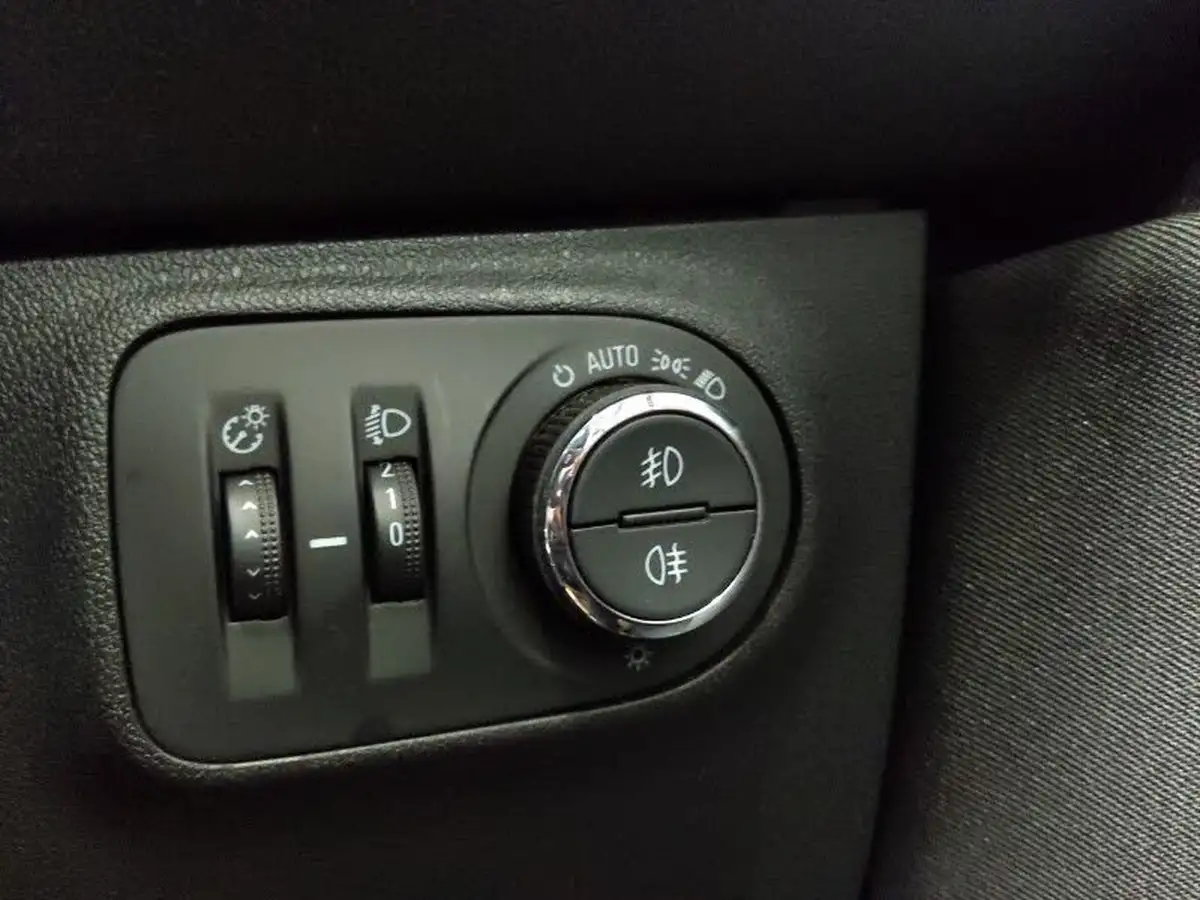 2019-vauxhall-corsa-14i-sri-nav-90ps-5d-auto-big-17