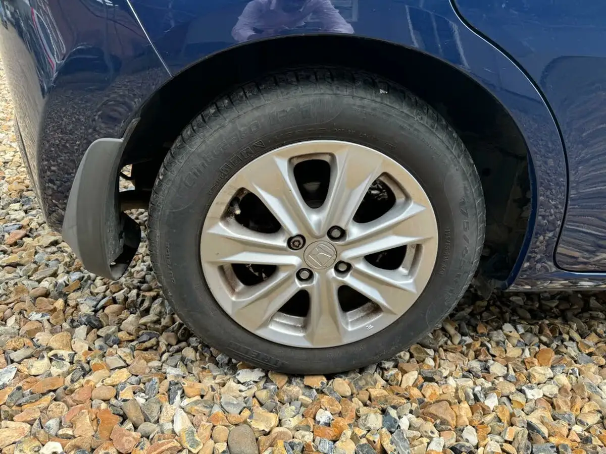 2013-honda-jazz-14-es-cvt-big-16