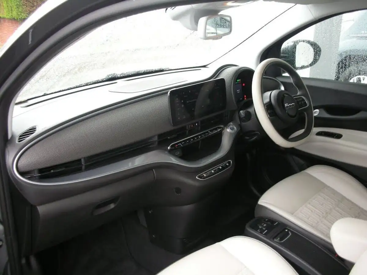 2021-fiat-500c-e-la-prima-big-16