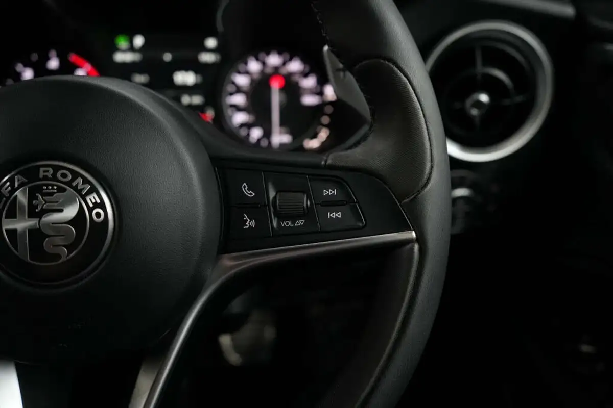 2017-alfa-romeo-stelvio-22td-milano-big-43