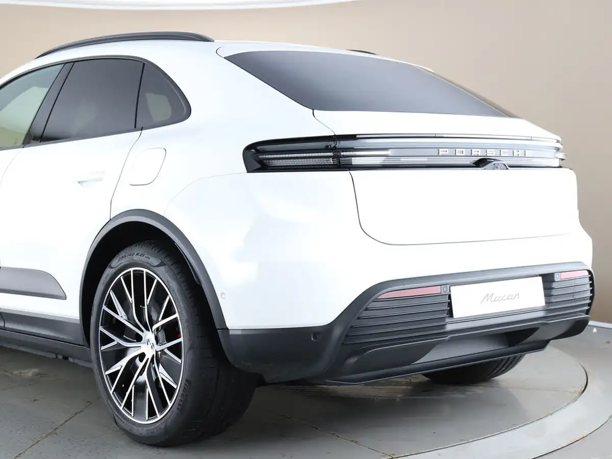 2025-porsche-macan-e-4s-electric-big-50