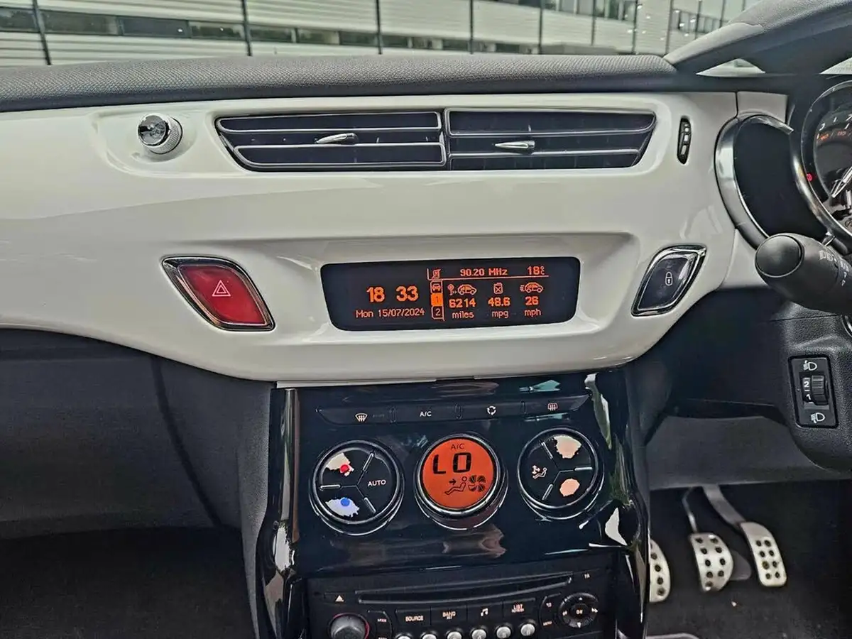 2015-citroen-ds3-12-dstyle-ice-big-23