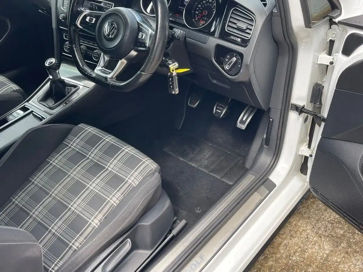2014-volkswagen-golf-20tdi-gtd-3d-big-37