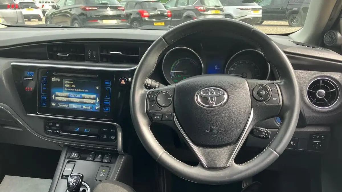 2016-toyota-auris-18-vvt-i-hsd-excel-hatchback-big-4