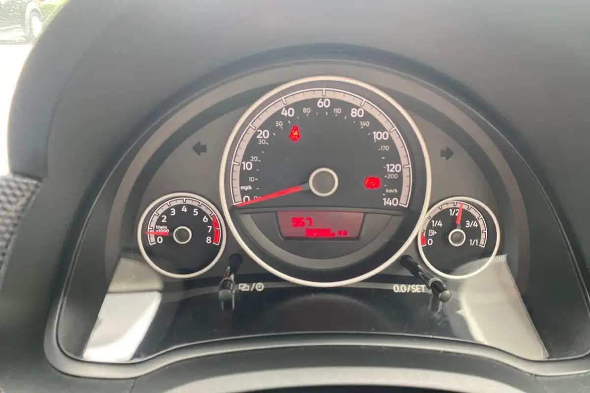 2018-volkswagen-up-10-move-up-5d-big-50