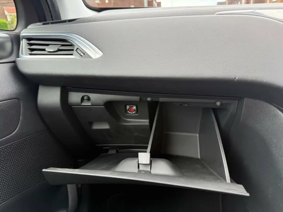 2015-peugeot-208-10-access-puretech-3d-big-34
