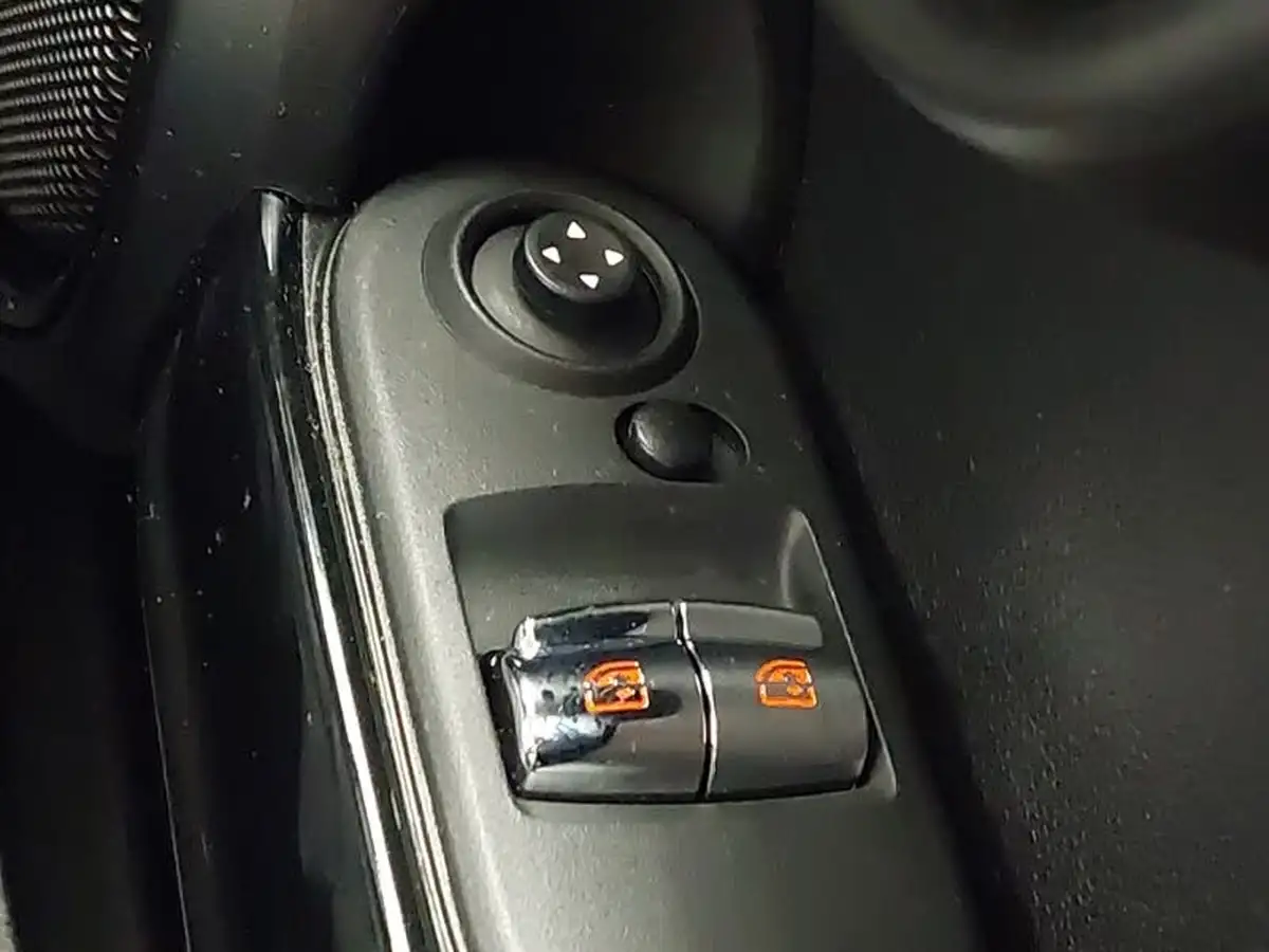 2021-mini-cooper-15-cooper-classic-hatchback-3d-big-16