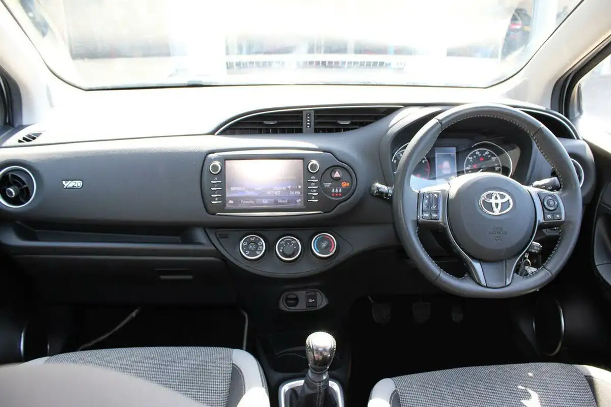 2019-toyota-yaris-15-vvt-i-y20-111bhp-1496cc-big-9
