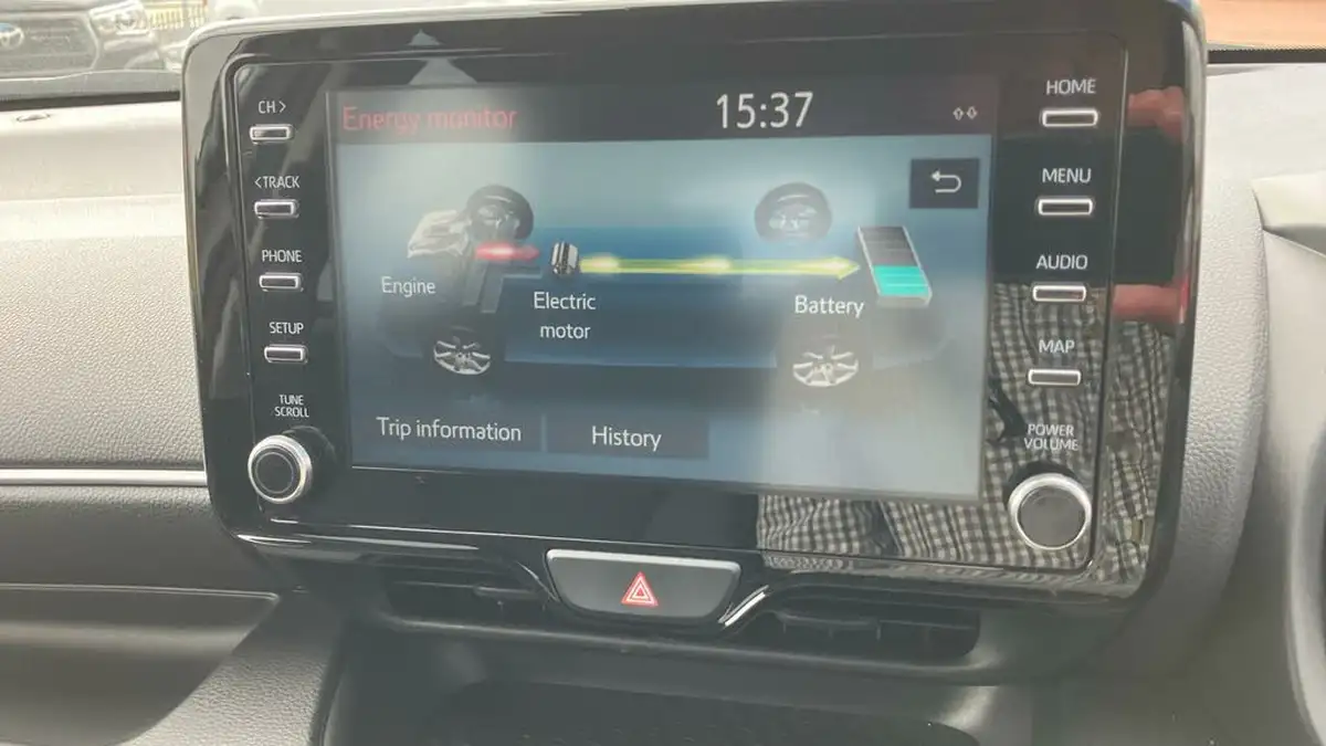 2021-toyota-yaris-15-vvt-i-design-big-23