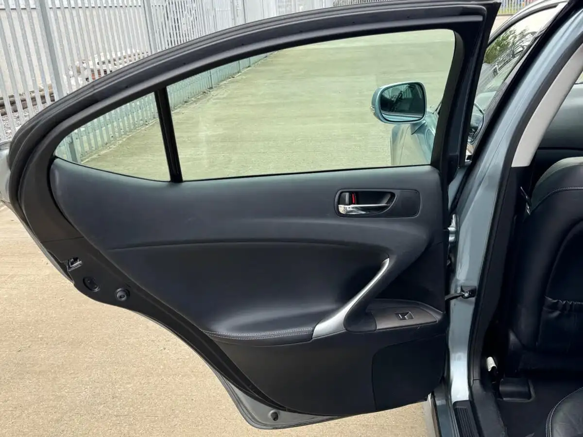 2010-lexus-is-250-25-se-i-dab-saloon-4d-auto-big-20