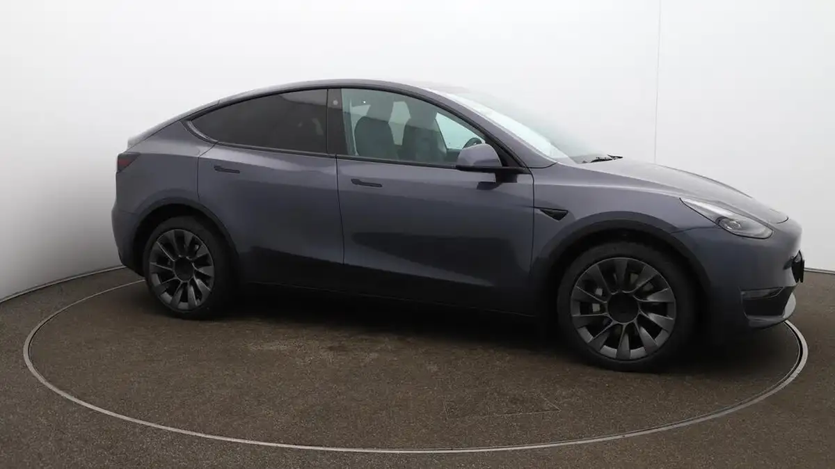 2022-tesla-model-y-e-long-range-big-48