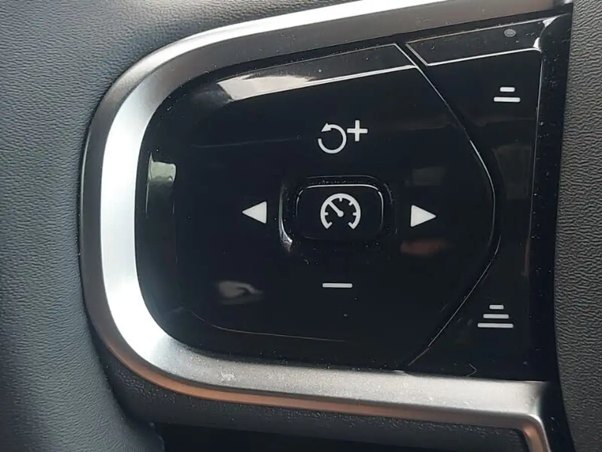 2024-volvo-xc60-20-b5-plus-black-edition-big-16