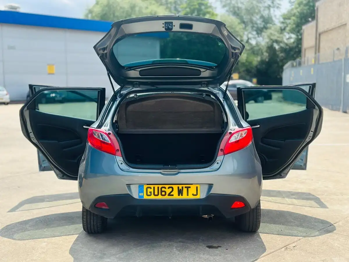 2012-mazda-mazda2-13-venture-big-43