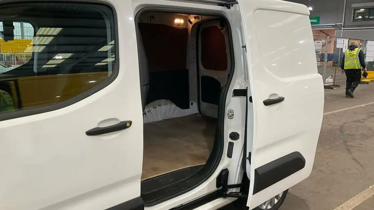 2020-peugeot-partner-15-bluehdi-1000-professional-100ps-eu6dt-panel-big-6