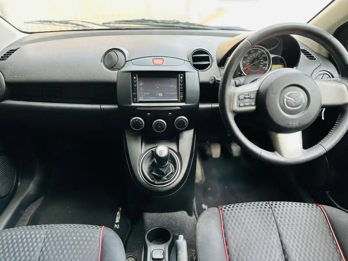 2012-mazda-mazda2-13-venture-big-19