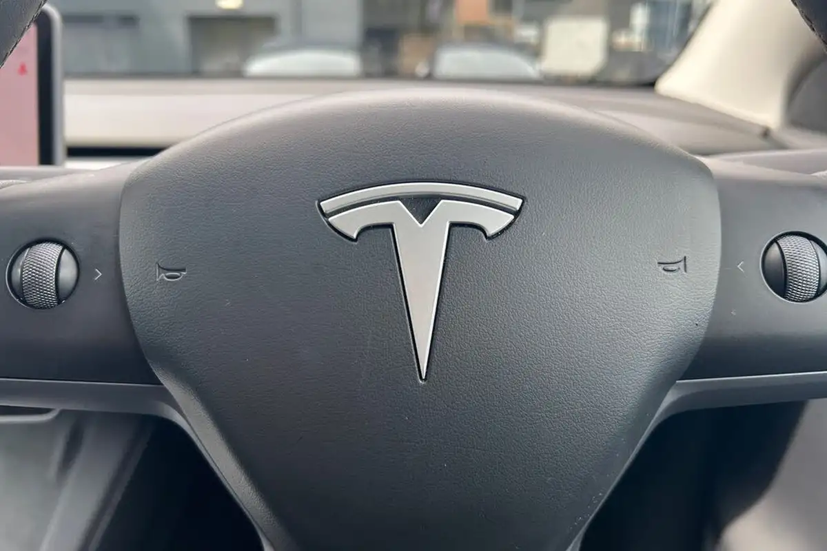 2022-tesla-model-y-e-long-range-big-16