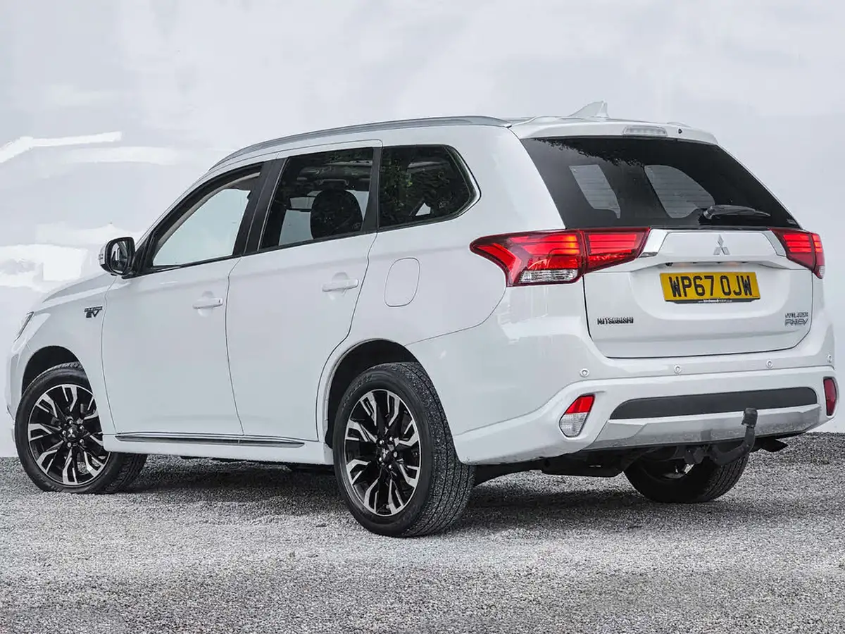 2017-mitsubishi-outlander-20-4hs-phev-5st-big-1