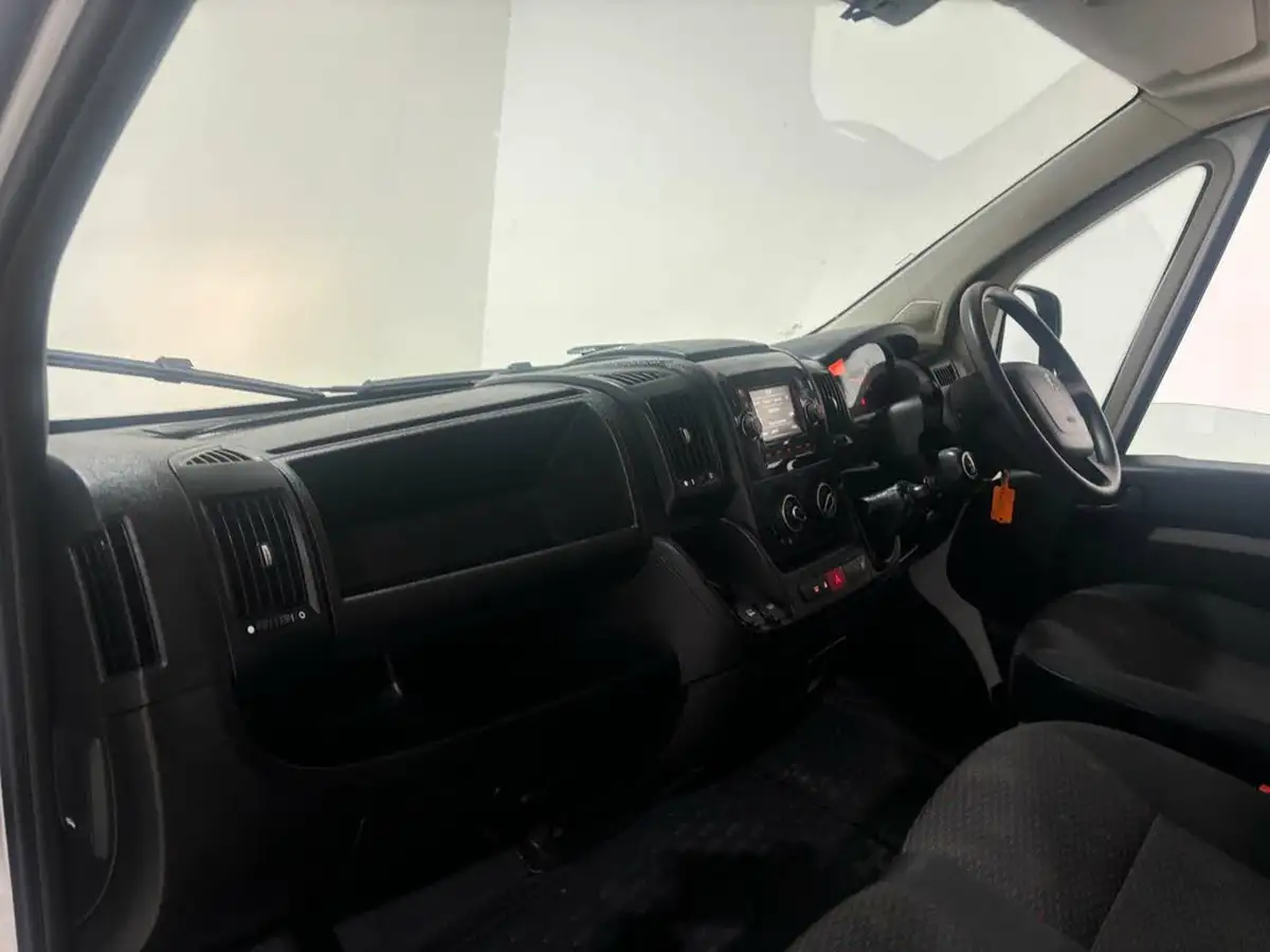 2022-peugeot-boxer-22-bluehdi-professional-335-l3-h2-panel-big-31