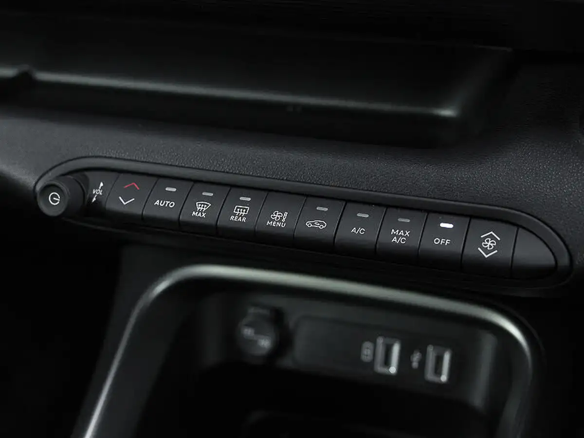 2025-jeep-avenger-12-gse-altitude-big-17